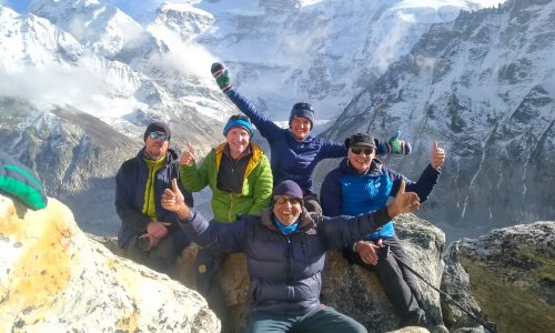 Strahlende Gruppe von Himalaya Fair Trekking am Kanchenjunga Base Camp im Oktober 2023