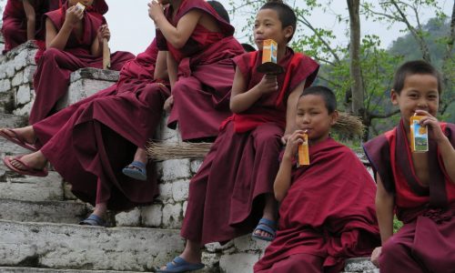 Kulturreise durch Bhutan: Klosterschüler im einsame Osten des Landes