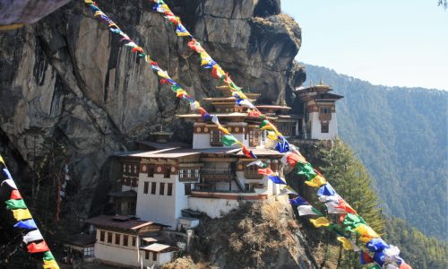 Tigernest-Kloster Bhutan mit bunten Gebetsfahnen