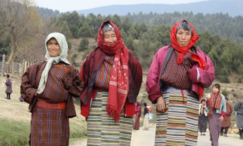 Bhutan, Frauen in Tracht