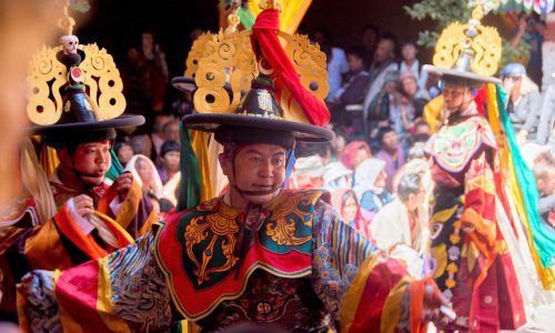 Kulturreise durch Bhutan: Traditionelle Maskentänze