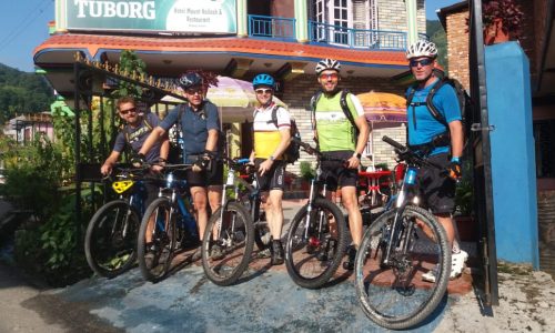 Nepal: Mit dem Mountainbike rund um die Annapurna (T903): die Gruppe startklar in Besisahar