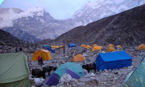 Zelte im Basislager des Island Peak (2190 m) in Nepal