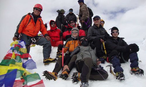 Gipfelglück pur: eine HFT-Gruppe oben am Gipfel des Island Peak (6190 m)