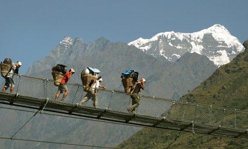 Hängebrücke auf dem Trek rund um den Manaslu