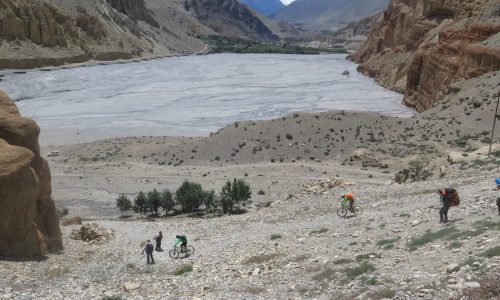 Biker im Khali Ghandaki Tal bei Chele | Mustang | Nepal