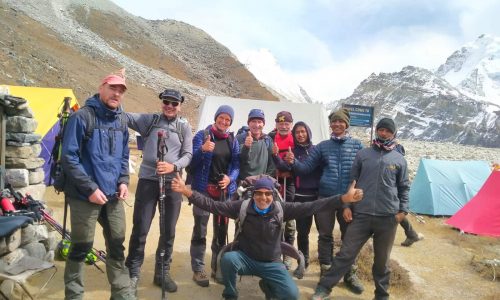 Strahlende Gruppe von Himalaya Fair Trekking am Kanchenjunga Base Camp im Oktober 2023