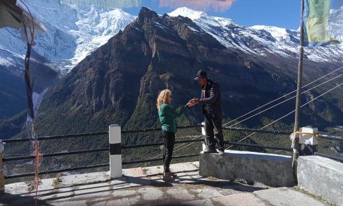 Nepal | Annapurna-Runde: Trekkerin mit Guide in Manang