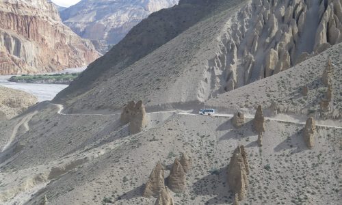 Königreich Mustang | Bus auf der neuen Straße