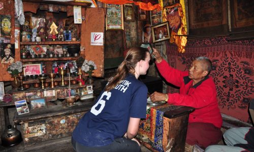 Nepal: Segnung vor der Thorong La Überquerung. Annapurna Runde