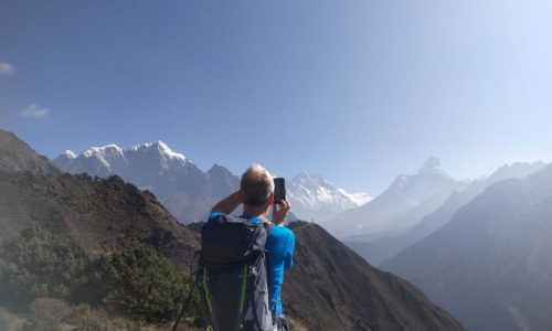 Nepal: ein Trekker fotografiert die hohen Berge im Everest-Gebeit