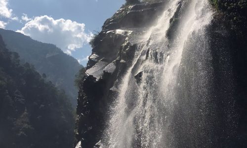 Nepal: Wasserfall auf der Route zum Manaslu