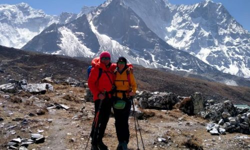 Zwei Trekker am Chhukung Ri auf dem Weg zum Everest Base Camp
