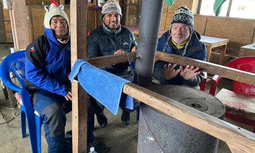 Kopra Danda | Aufwärmen in der Lodge