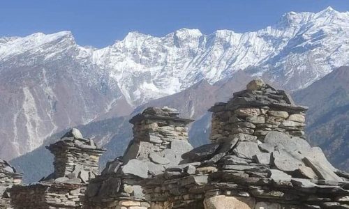 Schneebedeckte Berge hinter alten Steinstrukturen in Nepal