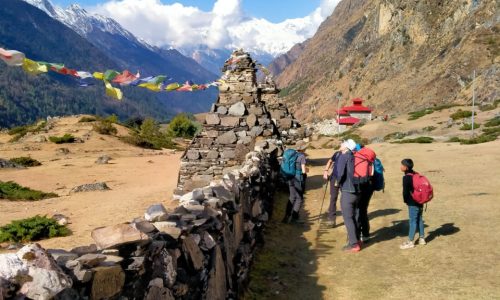 Trekker im einsamen Tsum Valley in Nepal